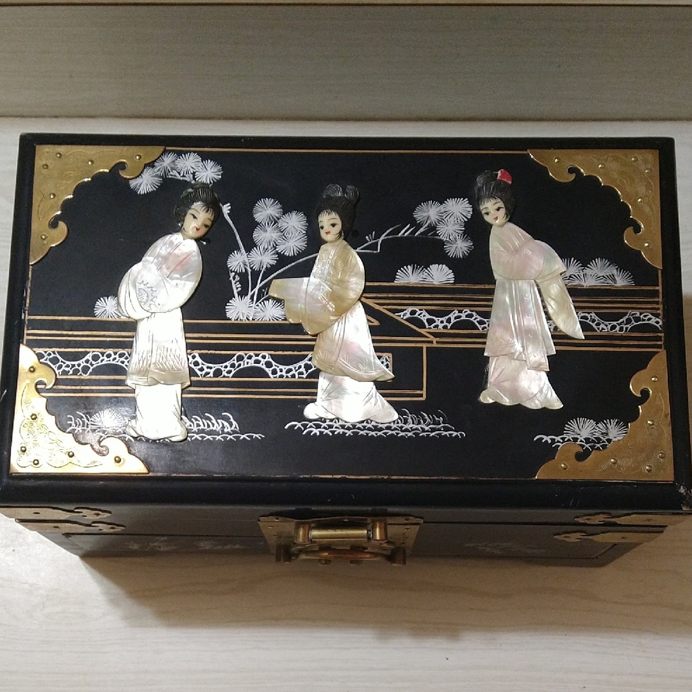 Vintage RARE MCM Japanese Decor Jewelry Box Black Lacquer & Mother of Pearl